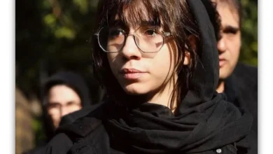 فیلم عجیب سانسور مونا مهرجویی در کنار مزار پدر و مادرش بیوگرافی مونا مهرجویی