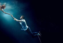 پوستر رسمی سریال The Leftovers با تم تیره و تصویر شخصیت‌های اصلی در پس‌زمینه — تحلیل جامع و نقد سریال